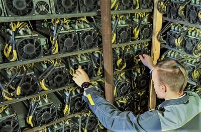 Mining Machine Hosting Customer Reviews: Trends and Takeaways